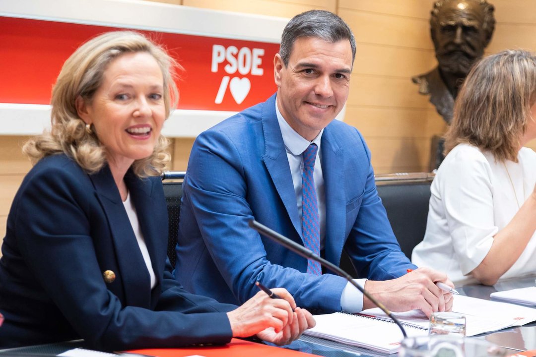 El presidente del Gobierno y secretario general del PSOE, Pedro Sánchez, junto a la vicepresidenta primera, Nadia Calviño, en la sede del partido en Ferraz, durante una reunión sobre las líneas maestras económicas del programa electoral para el 23J.