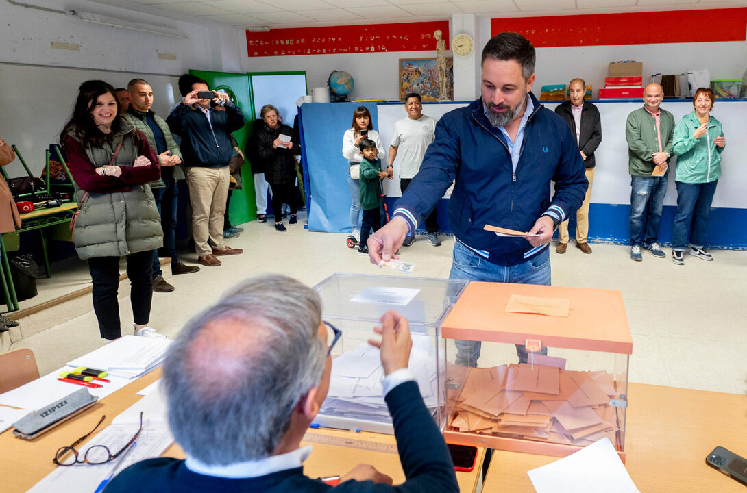 El presidente de Vox, Santiago Abascal, ejerce su derecho al voto en el Colegio P&uacute;blico Pinar del Rey, a 28 de mayo de 2023, en Madrid (Espa&ntilde;a). Hoy, 28M, se celebran elecciones municipales en un total de 8.131 ayuntamientos y elecciones auton&oacute;micas en 12 comunidades aut&oacute;nomas. En las elecciones municipales podr&aacute;n votar 35.414.655 electores y en las auton&oacute;micas que se celebran podr&aacute;n hacerlo 18.382.505 electores