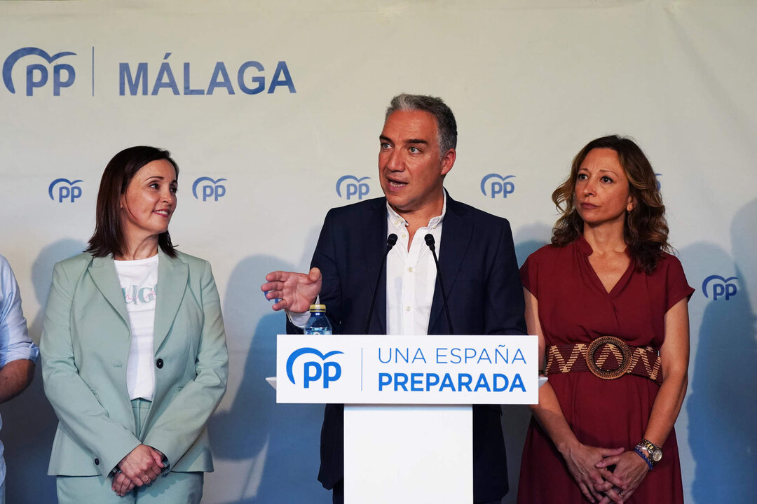 El coordinador general del PP y n&uacute;mero uno de la candidatura del PP de M&aacute;laga al Congreso, El&iacute;as Bendodo (c), y la presidenta del PP de M&aacute;laga, Patricia Navarro(d), junto a la n&uacute;mero 2 de la lista del PP al Congreso por la provincia, Mar&iacute;a del Mar V&aacute;zquez (i) por la candidatura popular de cara al 23 de julio a 16 de junio de 2023 en M&aacute;laga, Andaluc&iacute;a.//&Aacute;lex Zea.