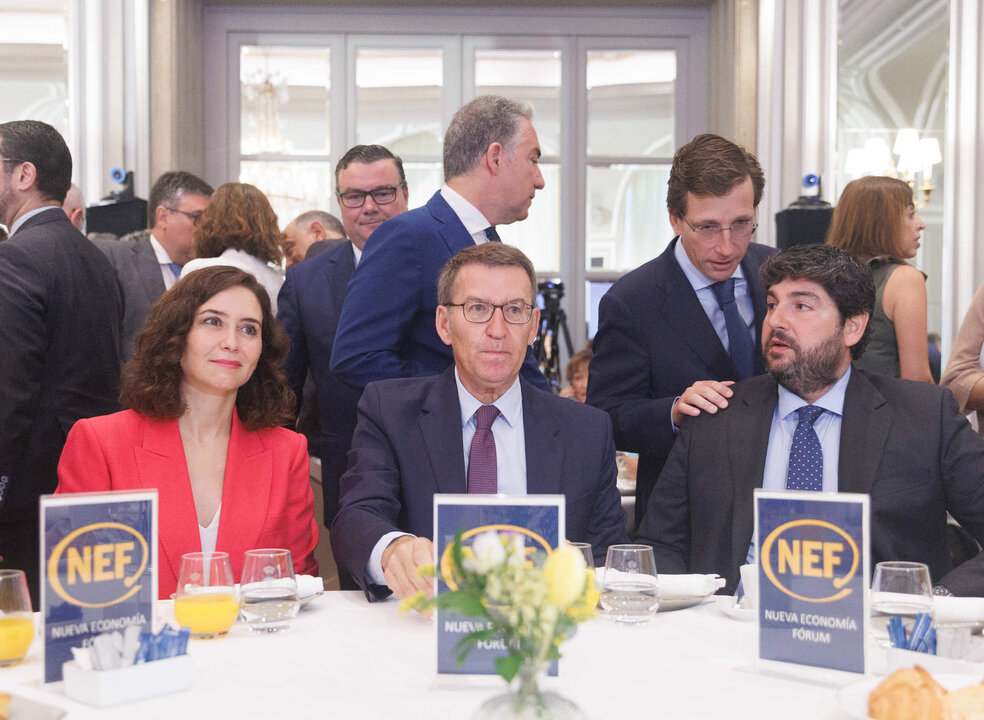 De izquierda a derecha. La presidenta de la Comunidad de Madrid, Isabel D&iacute;az Ayuso; el l&iacute;der del Partido Popular, Alberto N&uacute;&ntilde;ez Feij&oacute;o y el alcalde de Madrid, Jos&eacute; Luis Mart&iacute;nez-Almeida, que saluda al presidente del Gobierno de Murcia en funciones, Fernando L&oacute;pez Miras.