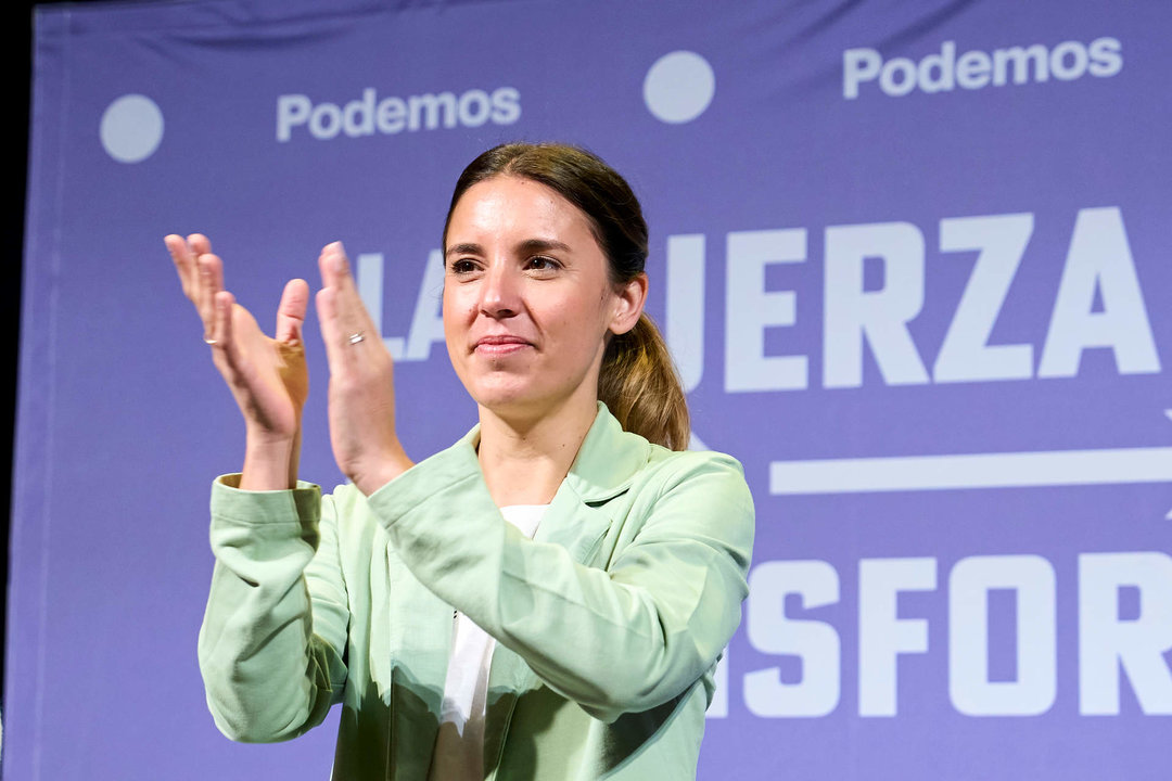 La ministra de Igualdad, Irene Montero, aplaudiendo durante un acto de Podemos-IU.