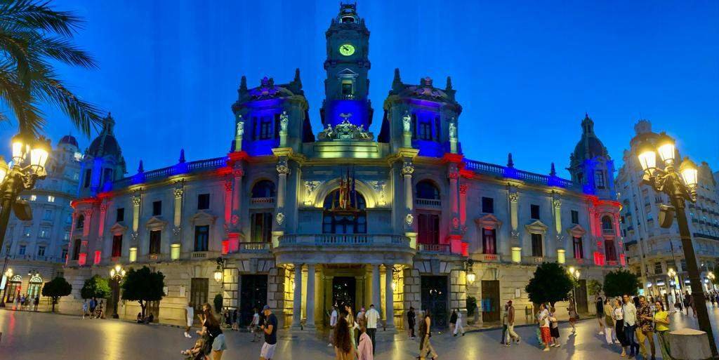 El Ayuntamiento de Valencia, iluminado este fin de semana.