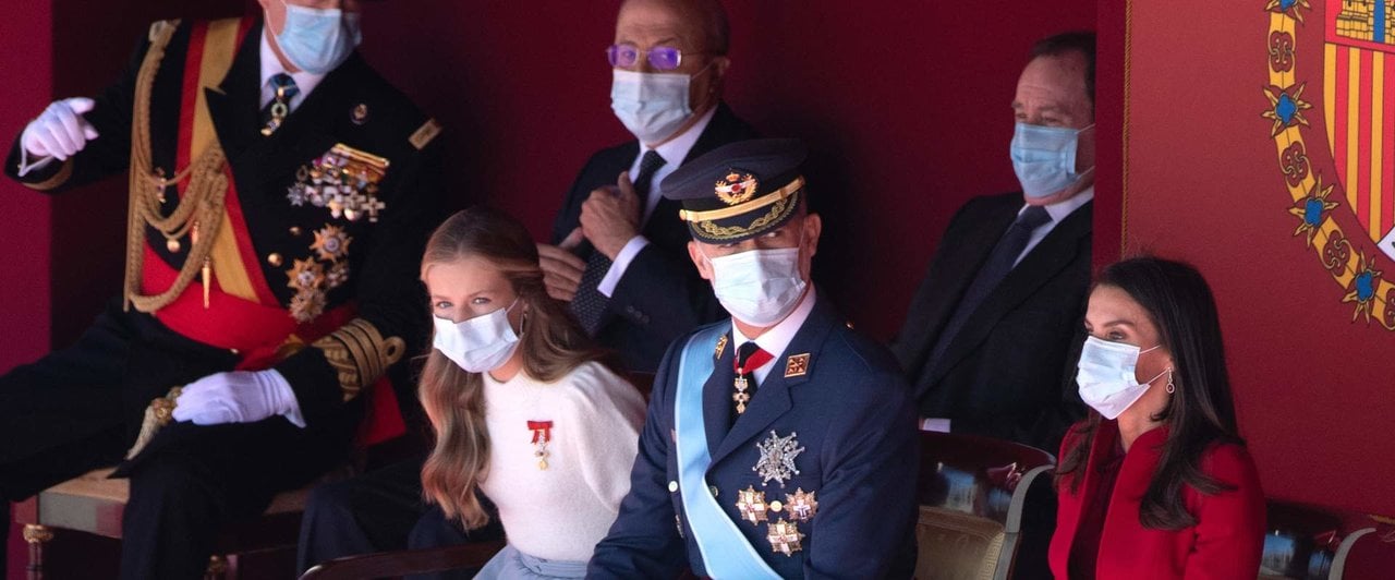 La princesa Leonor y los reyes Felipe y Letizia, en la parada militar del 12 de octubre de 2020.