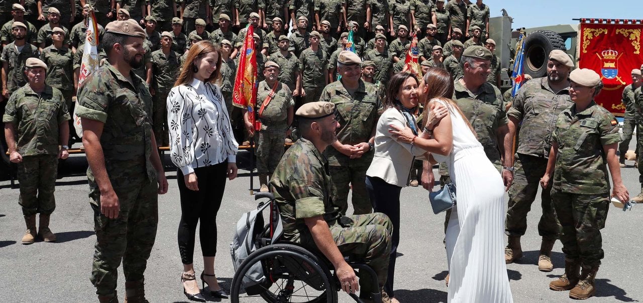 Margarita Robles, junto a un militar en silla de ruedas, en la Brigada 'Canarias' XVI (Foto: Marco Romero / MDE).