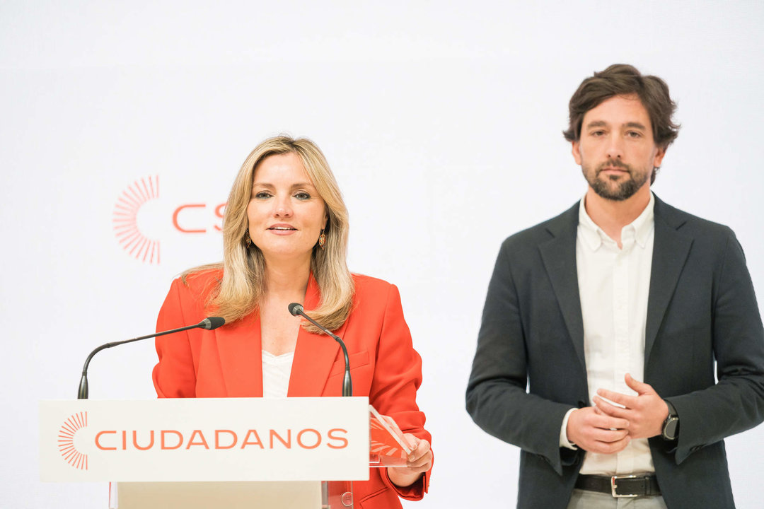 La portavoz de Ciudadanos, Patricia Guasp y el secretario general del partido, Adrián Vázquez, durante una rueda de prensa.