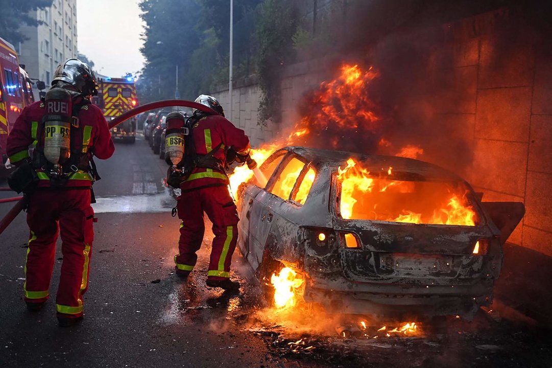 Los bomberos tratan de apagar un coche en llamas, en los disturbios en Nanterre (Foto: Zakaria Abdelkafi / Afp / Dpa).