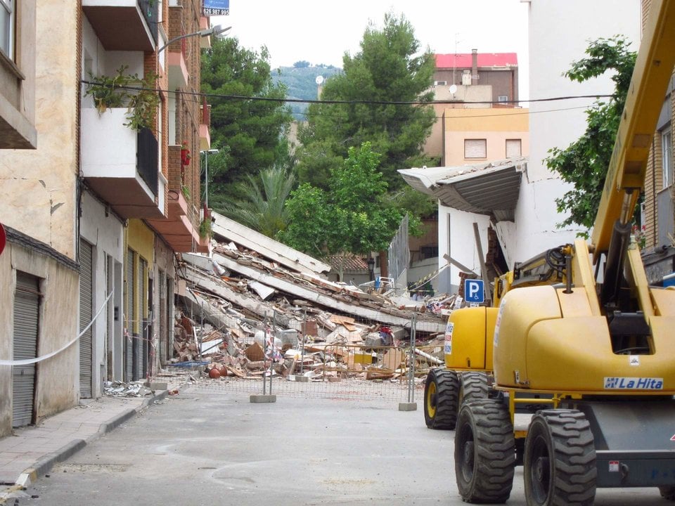 Una vivienda en Lorca derrumbada por el terremoto de 2011.