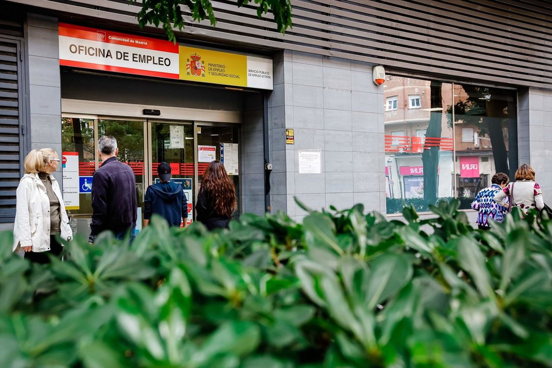 Un hombre pasa por una Oficina de Empleo, a 2 de junio de 2023, en Madrid (España).