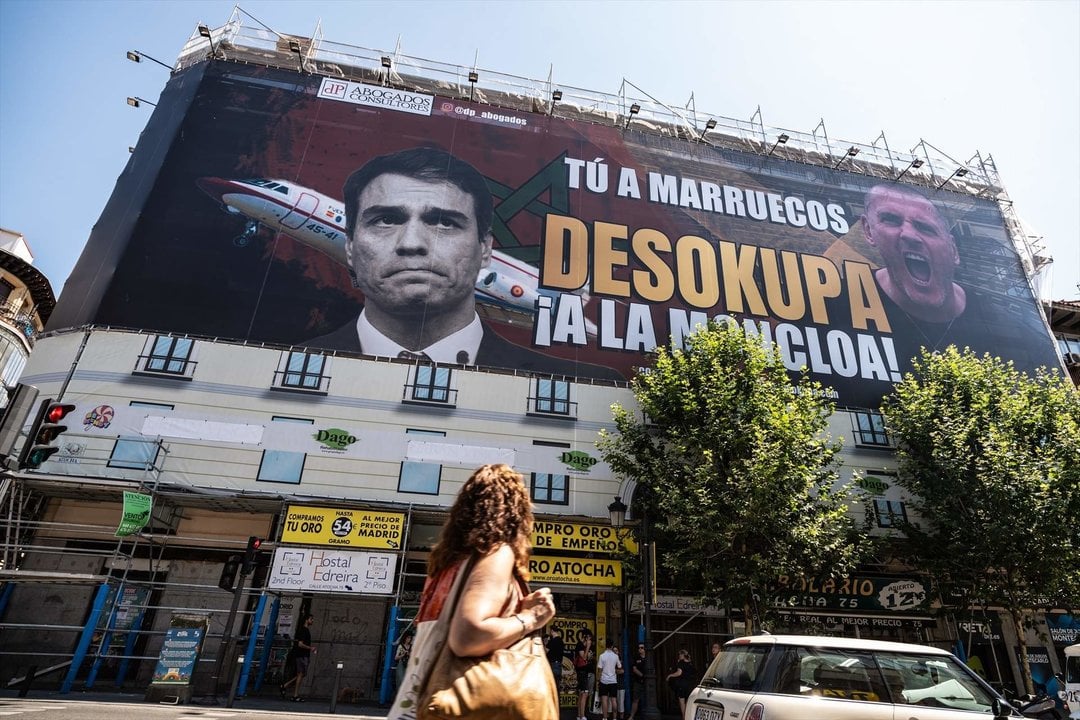 La plataforma Desokupa despliega una lona en Atocha contra el presidente del Gobierno, a 3 de julio de 2023, en Madrid.