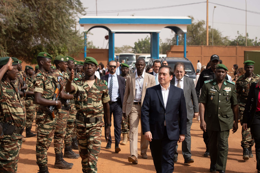 El ministro de Asuntos Exteriores, Unión Europea y Cooperación, José Manuel Albares, llega a la Escuela de Gendarmería, a 11 de enero de 2023, en Níger