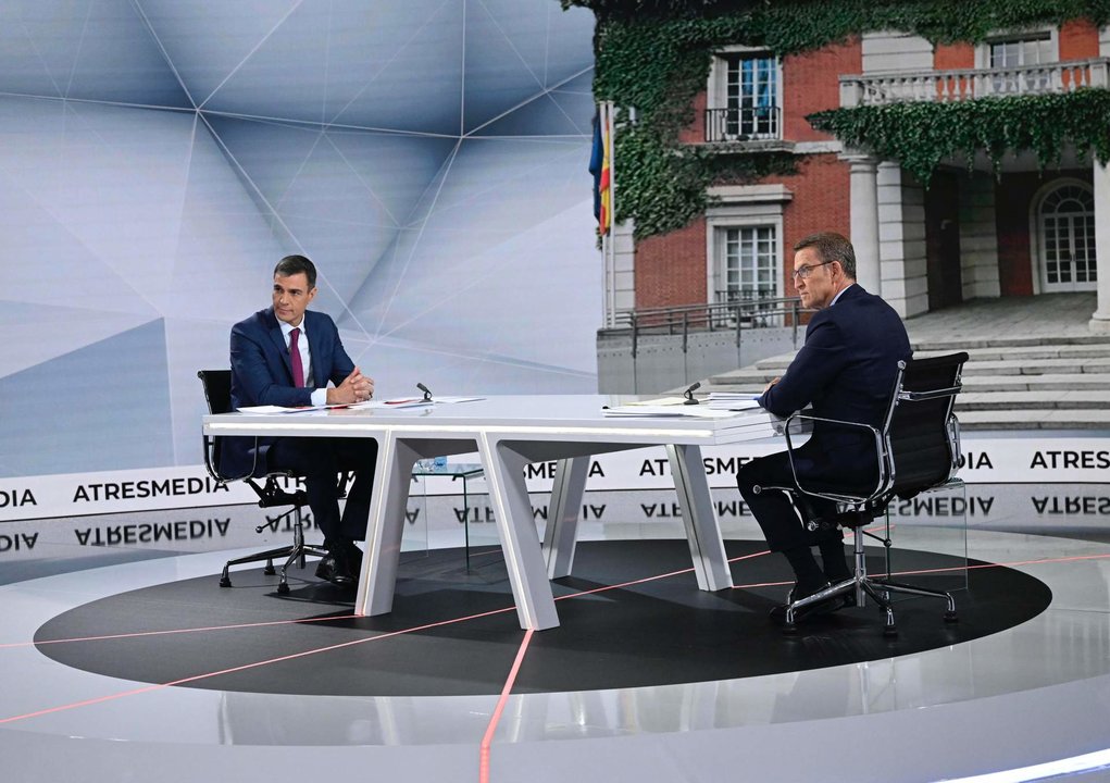El presidente del Gobierno, Pedro Sánchez, frente al líder del PP, Alberto Núñez Feijóo, durante el debate cara a cara en Atresmedia.