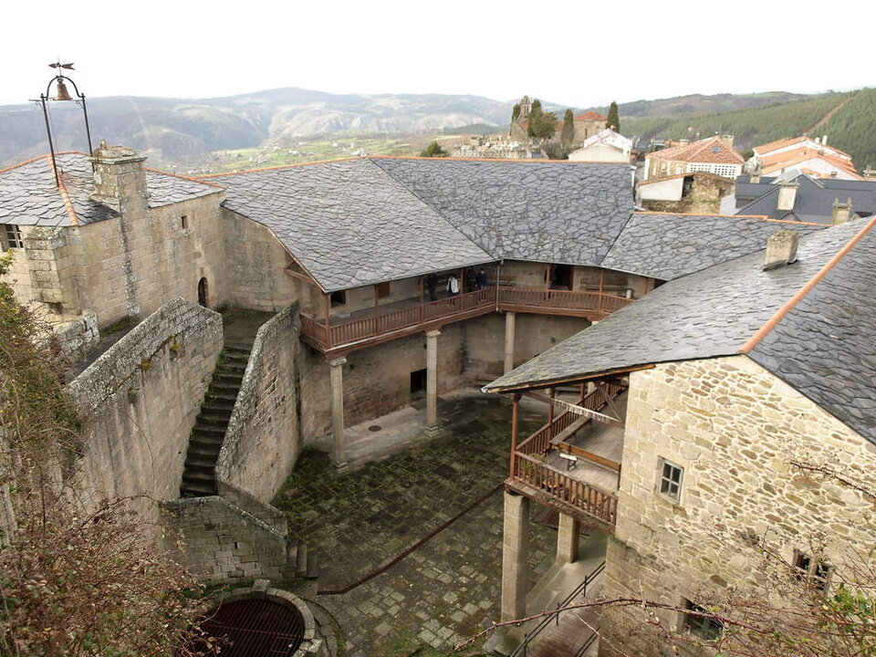 Pueblos con m&aacute;s encanto: 
Visita Castro Caldelas en Ourense.