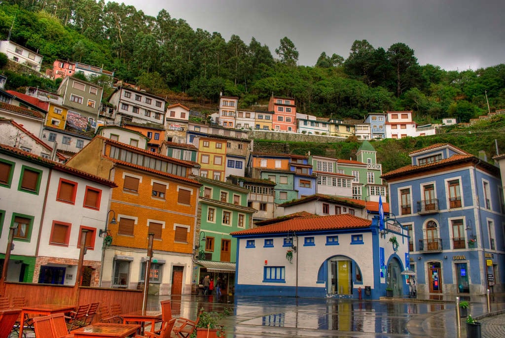 Pueblos con más encanto: Visita Cudillero en Asturias.