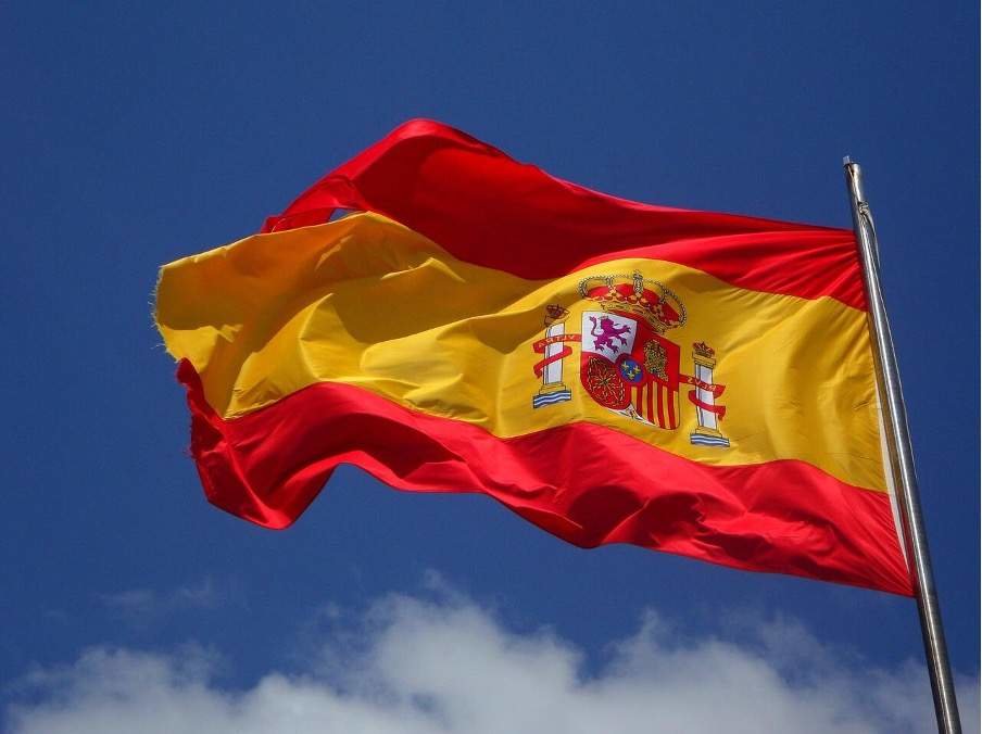 https://pixabay.com/id/photos/spanyol-bendera-langit-379535/