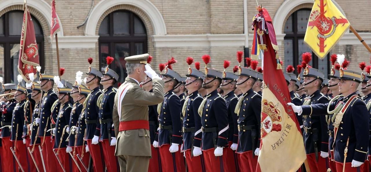 El rey, en la entrega de reales despachos de teniente en la Academia General Militar, de Zaragoza.