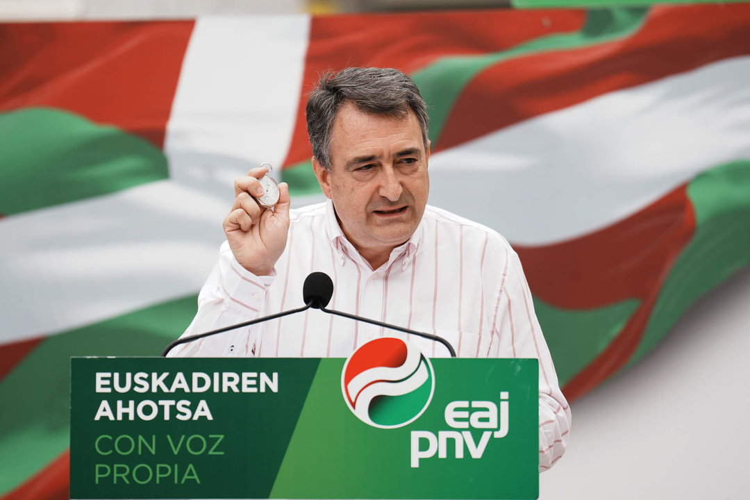El cabeza de lista del PNV al Congreso por Bizkaia, Aitor Esteban interviene durante un acto electoral del PNV, en el parque Lamera, a 16 de julio de 2023, en Bermeo, Bizkaia.