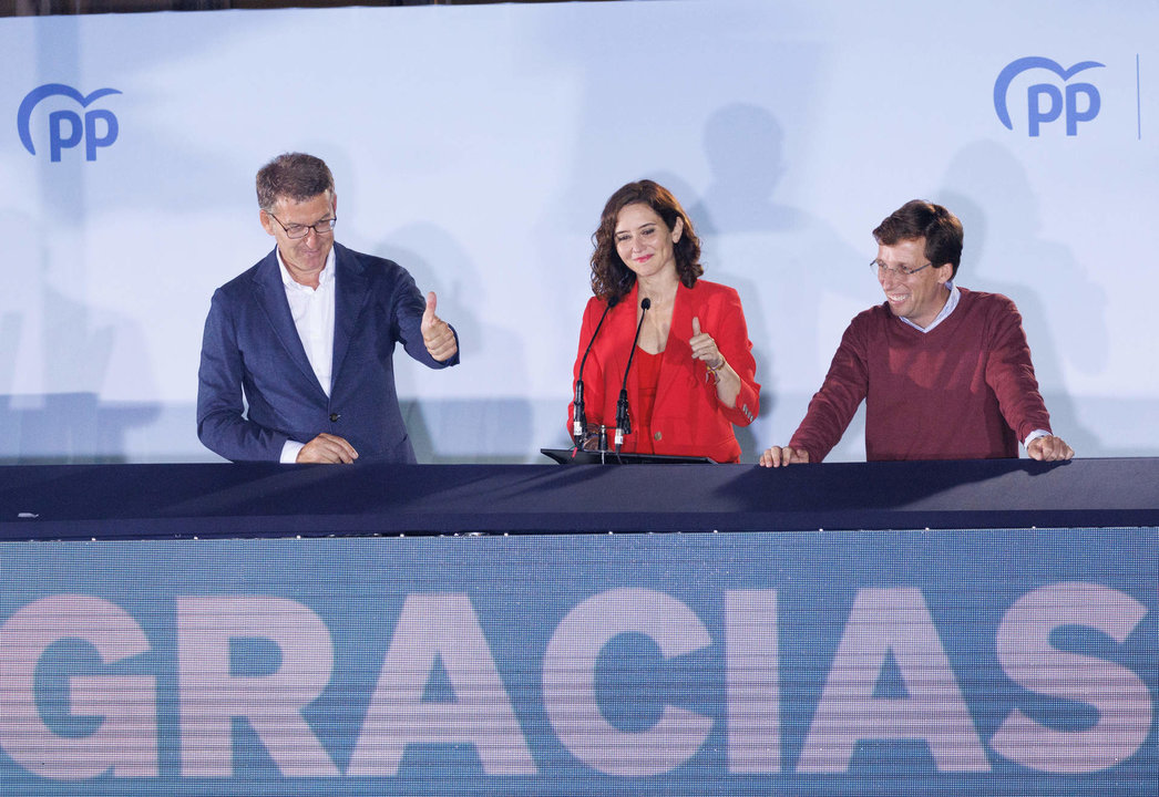 El líder del Partido Popular, Alberto Núñez Feijóo; la presidenta de la Comunidad de Madrid, Isabel Díaz Ayuso, y el alcalde de Madrid, José Luis Martínez-Almeida, celebran la victoria del partido el 28-M en la sede nacional del PP.