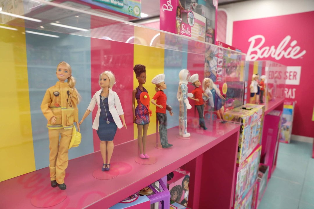 Las tiendas de juguetes deciden almacenar stock de Barbie para que no haya falta en la campaña de Navidad