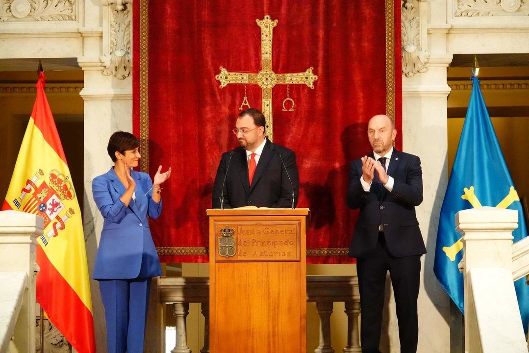 La ministra Isabel Rodríguez en el acto de toma de posesión de Adrián Barbón, con la presencia del presidente de la Junta General del Principado, Juan Cofiño.