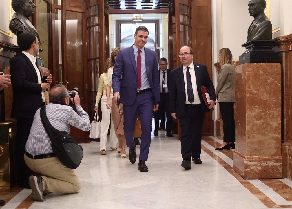 El presidente del Gobierno, Pedro Sánchez (i), y el ministro de Cultura y Deporte, Miquel Iceta, a su llegada a una sesión de control, en el Congreso de los Diputados.