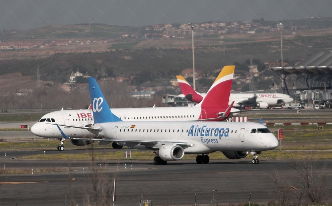 Un avión de Iberia y otro de Air Europa en el aeropuerto Adolfo Suárez- Madrid Barajas