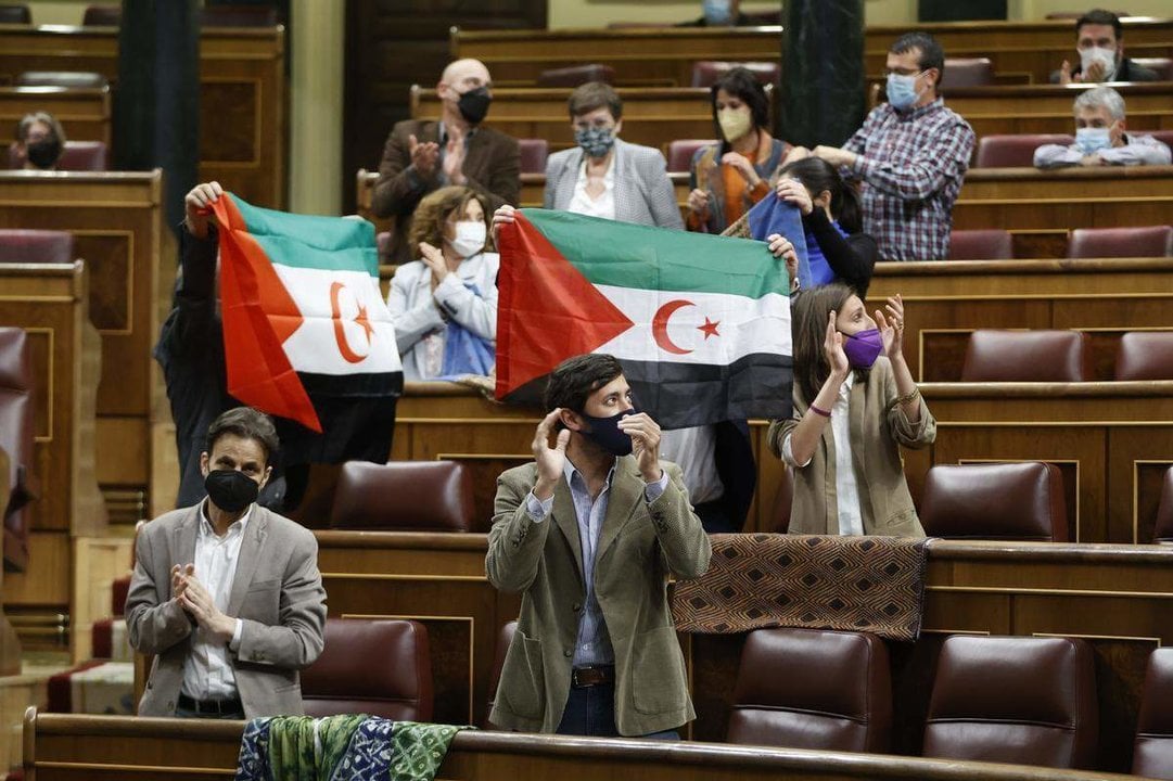 Diputados de Unidas Podemos con la bandera saharaui.