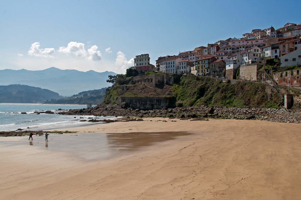 Pueblos con más encanto: Viaja a Lastres en Asturias.