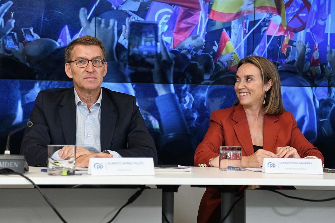 El presidente del Partido Popular, Alberto Núñez Feijóo, y la secretaria general del Partido Popular, Cuca Gamarra, durante la reunión de la Junta Directiva Nacional del PP tras las elecciones generales del 23J, en la sede del PP, a 24 de julio de 2023.