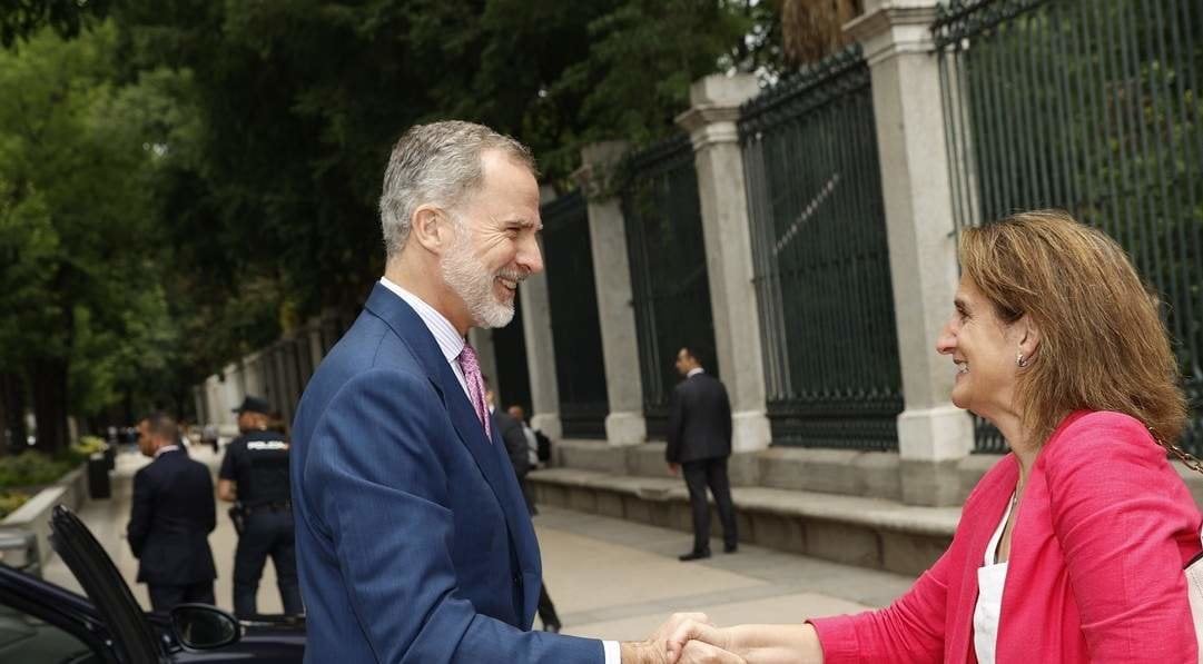 Felipe VI saluda a Teresa Ribera, en el Paseo del Prado, de Madrid (Foto: Casa de S.M. el Rey).