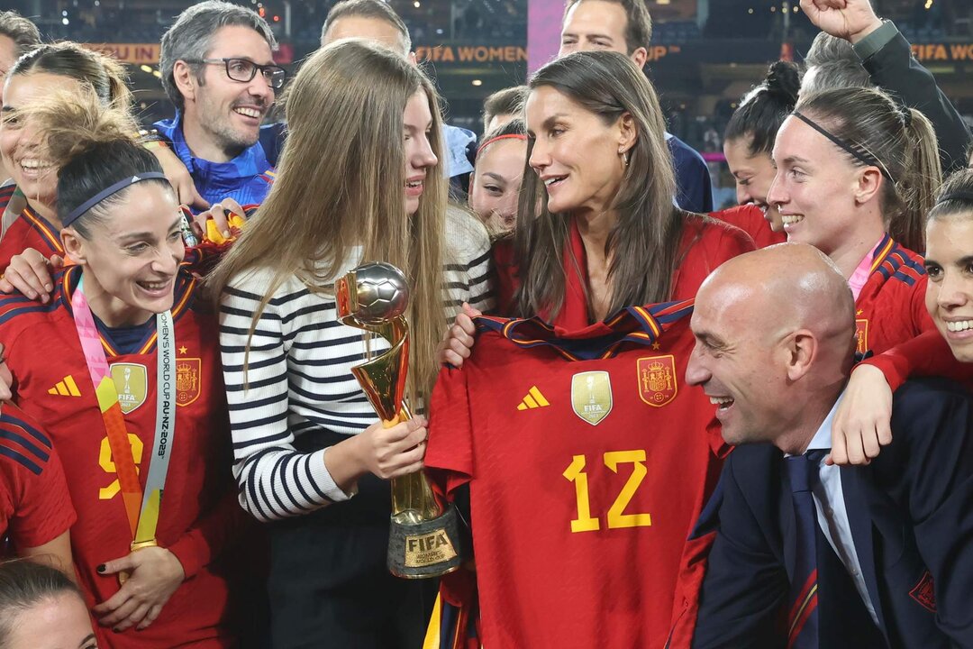 La Reina y la Infanta Sof&iacute;a celebran con las jugadoras y el equipo t&eacute;cnico de la Selecci&oacute;n Espa&ntilde;ola Femenina de F&uacute;tbol su victoria en la final de la #FIFAWWC.