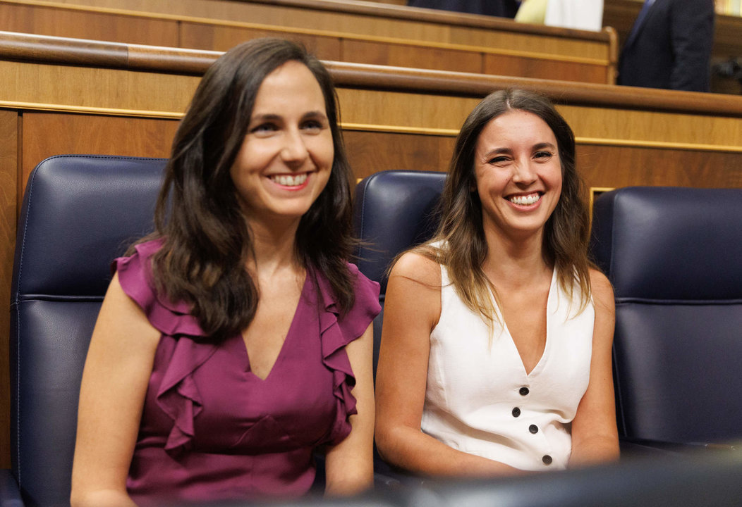 La secretaria general de Podemos y ministra de Derechos Sociales, Ione Belarra, junto a la ministra de Igualdad, Irene Montero.