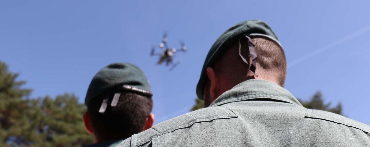 Guardias civiles manejan un dron para buscar en la sierra de Madrid a Blanca Fernández Ochoa (Foto: Óscar J.Barroso / Europa Press).