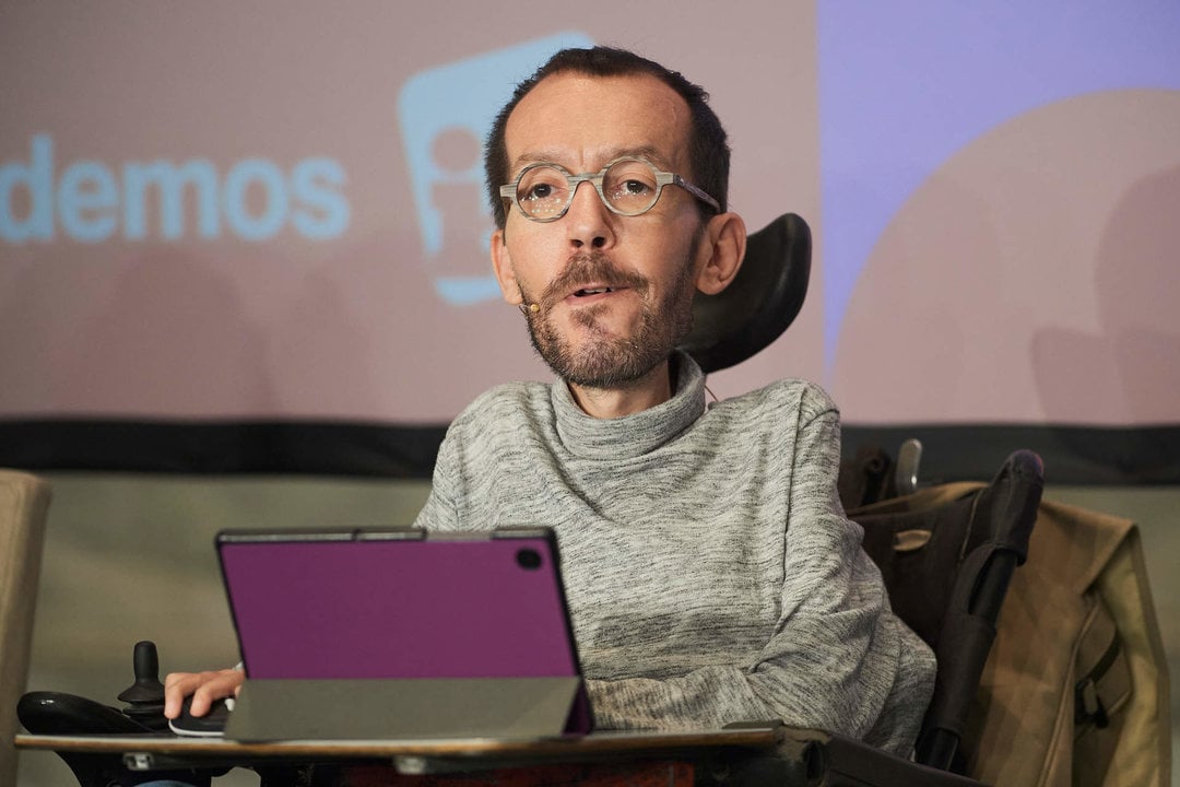 El portavoz de Podemos en el Congreso de los Diputados, Pablo Echenique, interviene durante un acto de Podemos-IU en el Palacio de Festivales, a 24 de mayo de 2023, en Santander, Cantabria.