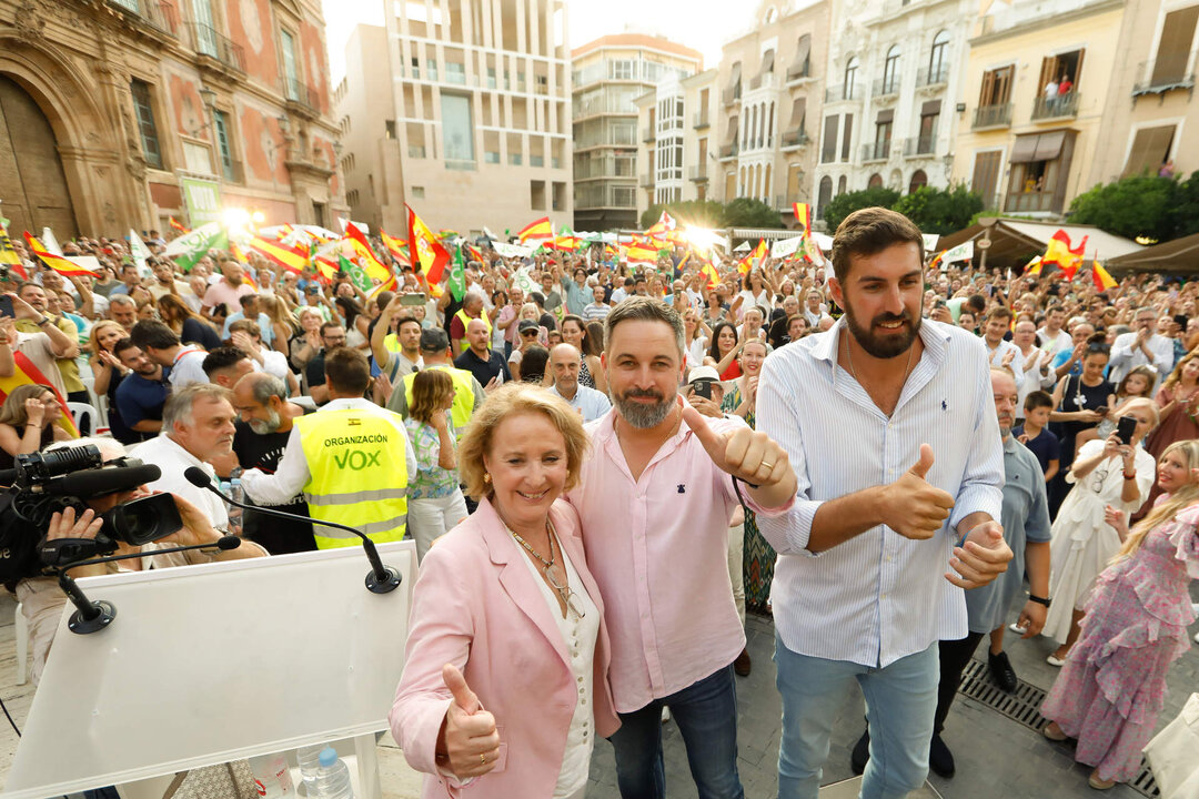 20-07-23 El candidato de Vox a las elecciones generales, Santiago Abascal acompa&ntilde;ado de Lourdes M&eacute;ndez y Jos&eacute; &Aacute;ngel Antelo, intervienen en un acto en la plaza Cardenal Belluga de Murcia.