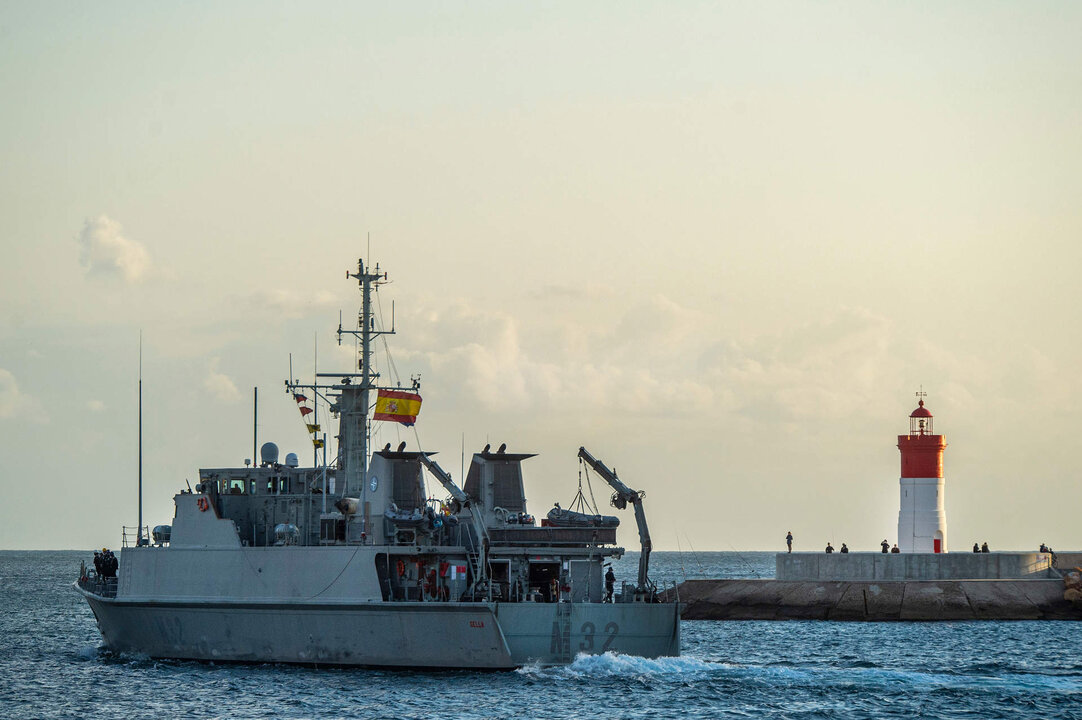 El cazaminas Sella zarpa del puerto de Cartagena para integrarse en la Snmcmg 2 de la OTAN, a 25 de enero de 2022, en Cartagena, Murcia (Espa&ntilde;a).