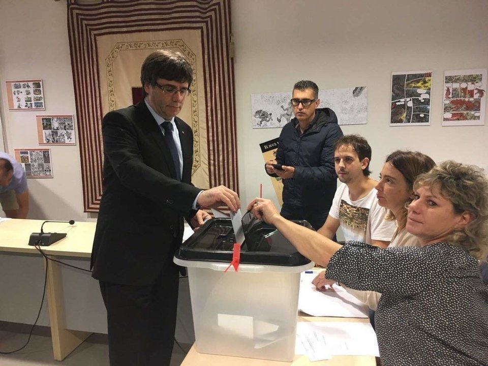 Carles Puigdemont vota en el referéndum ilegal del 1 de octubre de 2017.