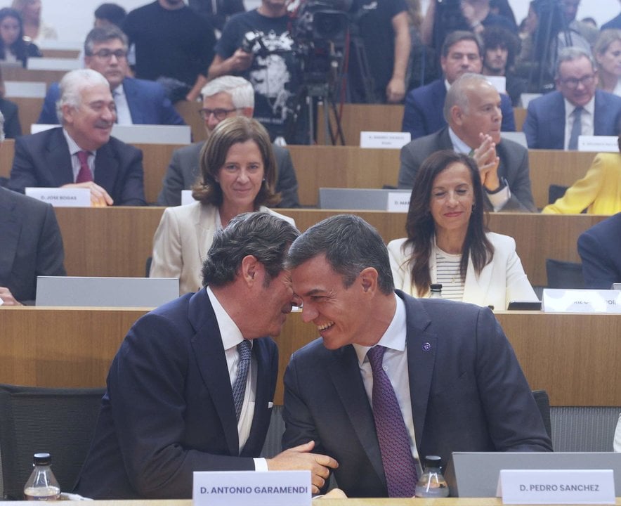 El presidente del Gobierno en funciones, Pedro Sánchez, junto al presidente de la CEOE, Antonio Garamendi durante la propuesta estratégica de la Presidencia española de la UE, en la sede de la CEOE.