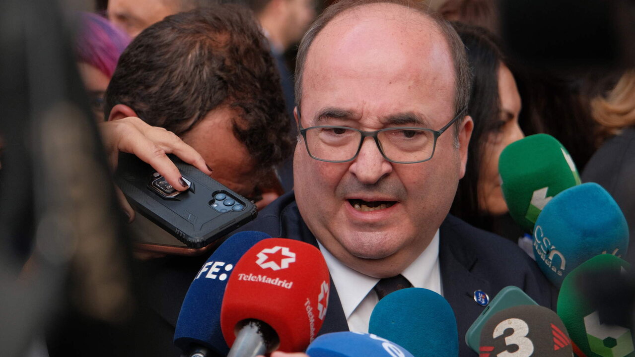 El ministro de Cultura y Deportes en funciones ,Miquel Iceta, ofrece declaraciones a los medios a su llegada a una sesi&oacute;n plenaria en la se aprueba el uso de las lenguas cooficiales en el Congreso de los Diputados, a 19 de septiembre de 2023, en Madrid.