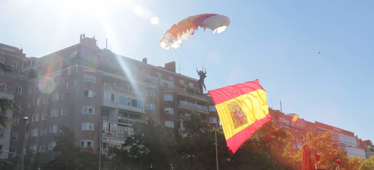 Un cabo 1º de la Papea desciende con la bandera de España en el desfile del 12 de octubre de 2022 (Foto: Iñaki Gómez / MDE).