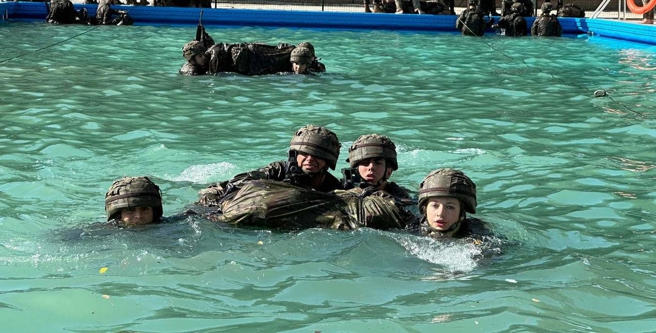 La princesa Leonor y otros alumnos de la Academia General Militar, en la piscina.