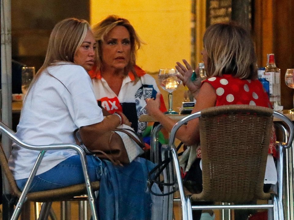 Belén Esteban, Lydia Lozano y María Patiño se toman algo en una terraza, a 19 de septiembre de 2023, en Madrid (España)