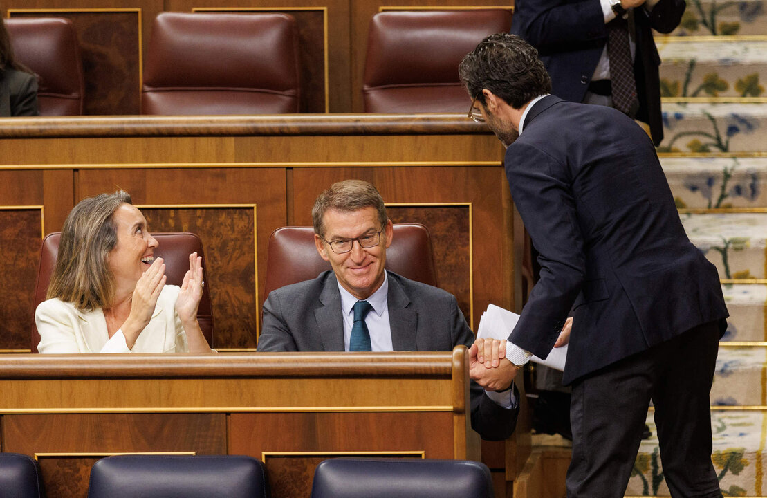 La portavoz del PP en el Congreso, Cuca Gamarra; el presidente del PP, Alberto N&uacute;&ntilde;ez Feij&oacute;o y el vicesecretario de Cultura y Sociedad Abierta del Partido Popular y diputado, Borja S&eacute;mper, durante una sesi&oacute;n plenaria, en el Congreso de los Diputados.