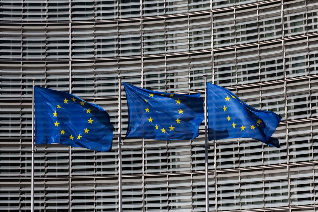 Différentes vues des drapeaux européens devant le batîment de la commission européenne.