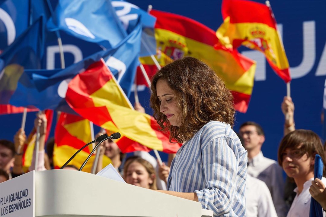 La presidenta de la Comunidad de Madrid, Isabel Díaz Ayuso, interviene durante la manifestación organizada por el PP, en la plaza de Felipe II, a 24 de septiembre de 2023, en Madrid (España)