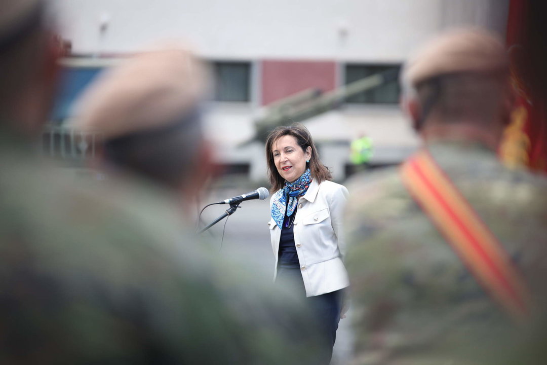La ministra de Defensa, Margarita Robles, interviene durante su visita a la Brigada 'Canarias' XVI, ubicada en la base militar 'General Alemán Ramírez.