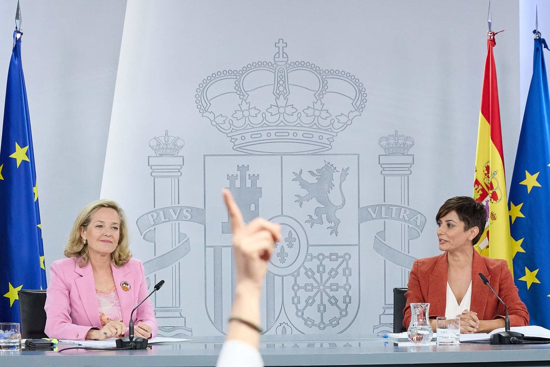 La vicepresidenta primera y ministra de Economía y Transformación Digital en funciones, Nadia Calviño (i) y la ministra Portavoz en funciones, Isabel Rodríguez (d), durante una rueda de prensa posterior a la reunión del Consejo de Ministros.