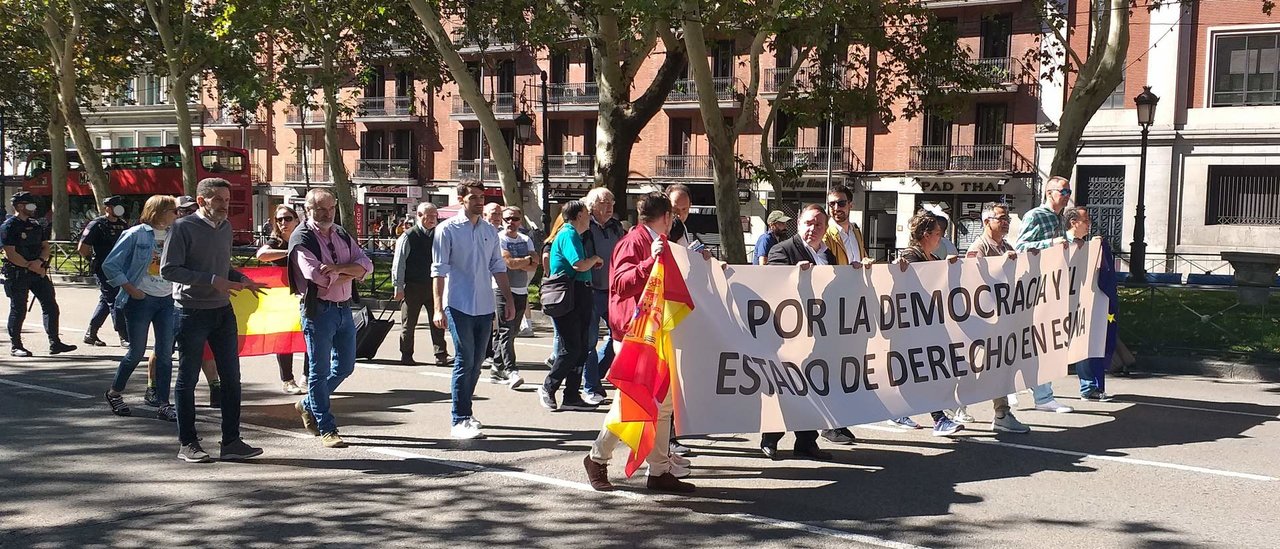 Manifestación contra la amnistía, por el Paseo del Prado, de Madrid.
