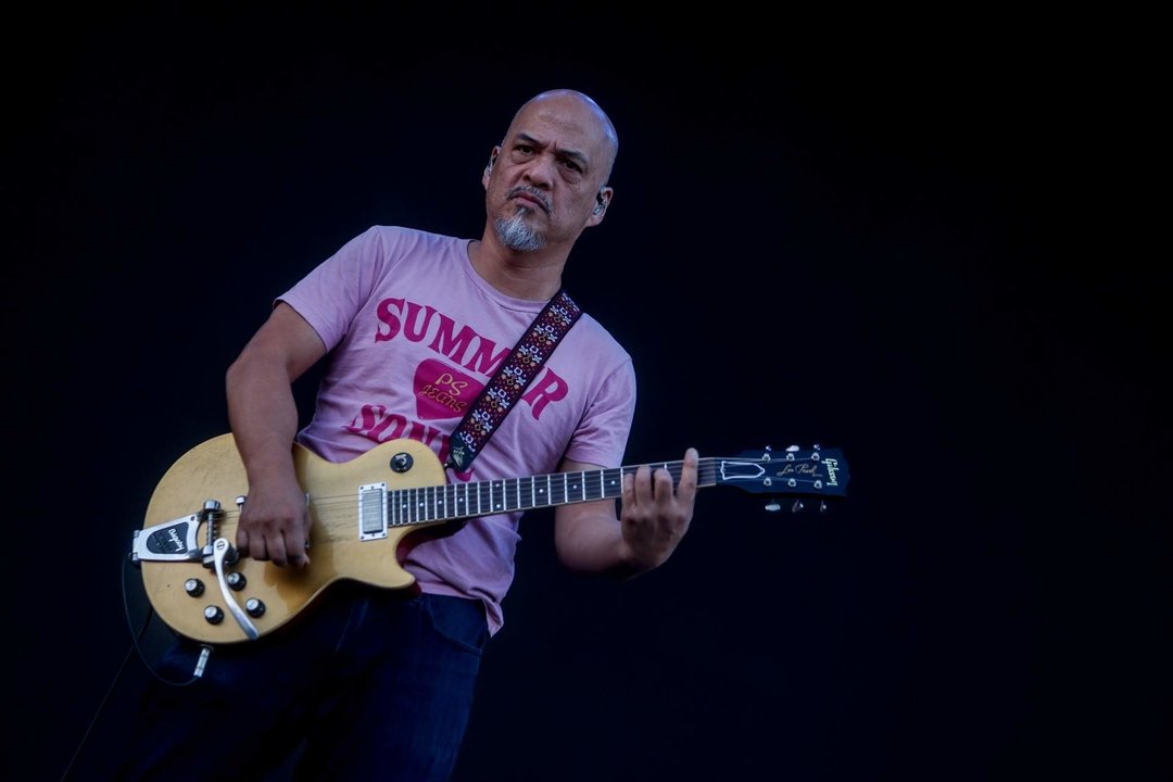 El guitarrista de Pixies, Joey Santiago, actúa en el Festival Mad Cool, 2022.