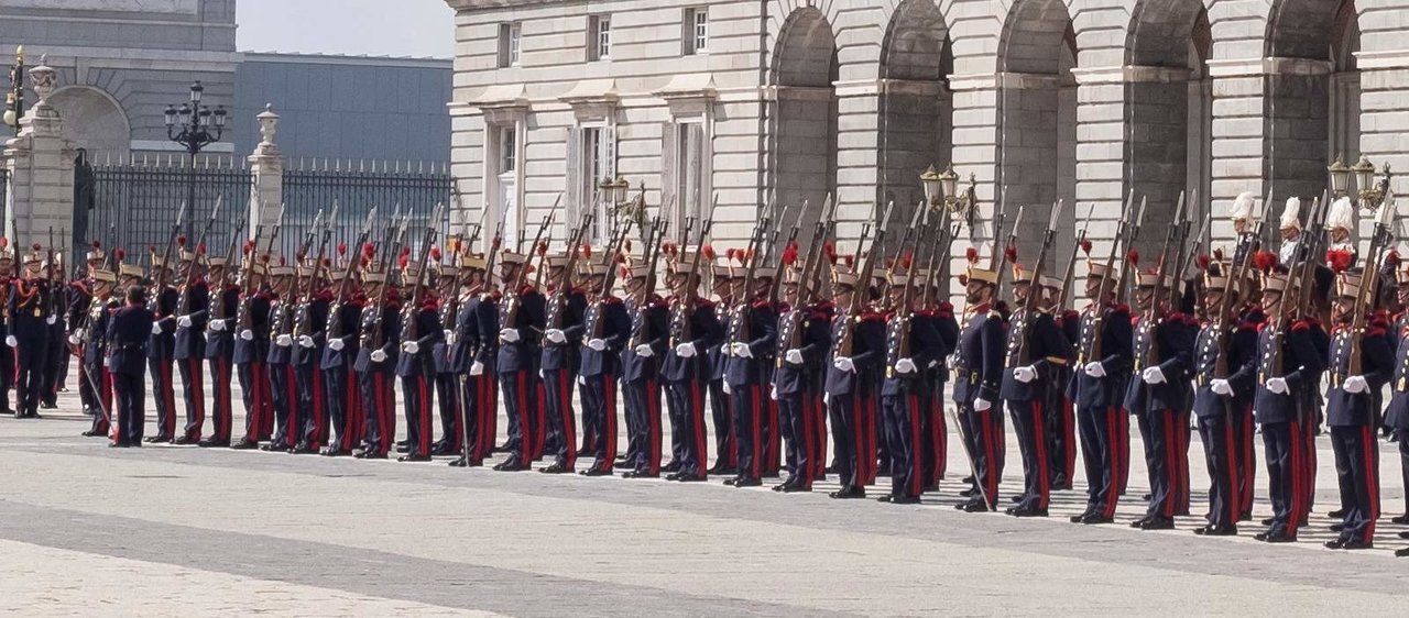 Formación de la Guardia Real en el Patio de la Armería del Palacio Real de Madrid.