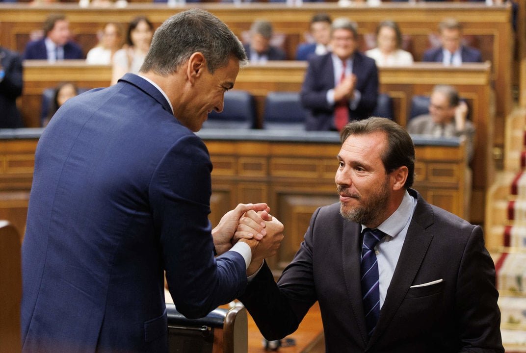El presidente del Gobierno en funciones, Pedro Sánchez saluda al diputado electo y secretario general del PSOE de Valladolid, Óscar Puente durante la segunda votación de la investidura del líder del Partido Popular, en el Congreso de los Diputados.